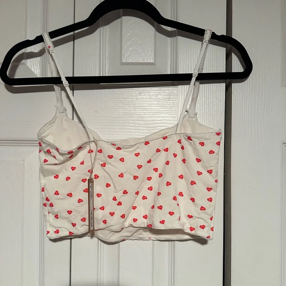 Skims NWT fits everybody cropped cami - ruby heart print Medium - Picture 6 of 7
